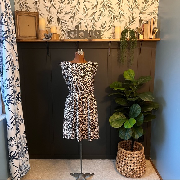 Alice + Olivia Shellie Leopard Open back dress size medium - Picture 2 of 9